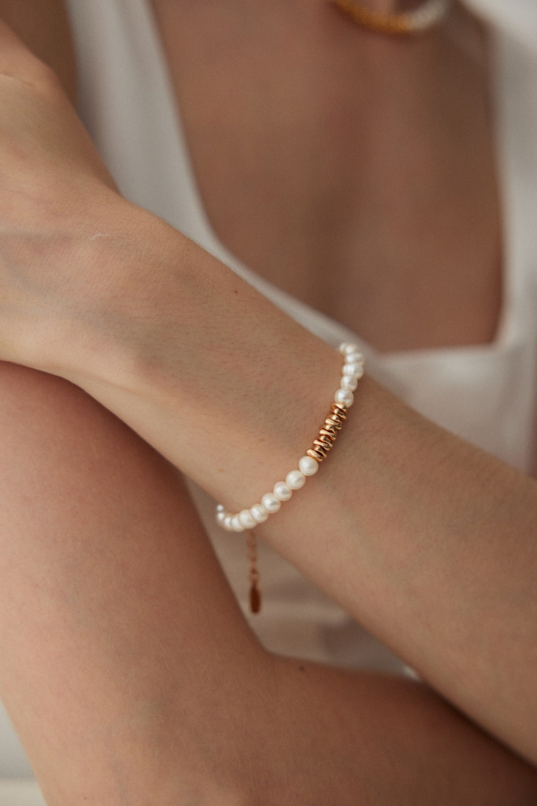 Pearl Bracelet with Irregular Gold Plated Silver Pieces By Essimora